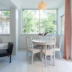 Joyful Secret Garden Downtown By 8essentially