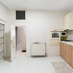 Joyful Secret Garden Downtown By 8essentially Holiday home