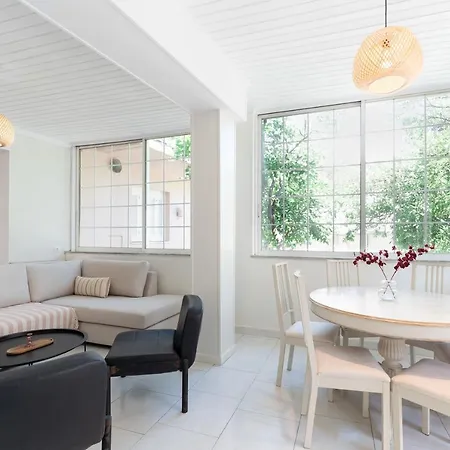 Joyful Secret Garden House By 8essentially 度假居