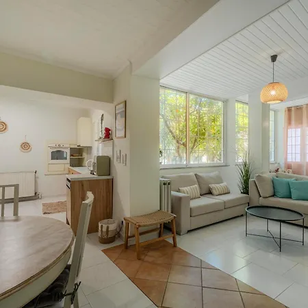 Joyful Secret Garden Downtown By 8essentially