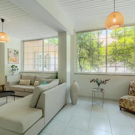 Joyful Secret Garden Downtown By 8essentially