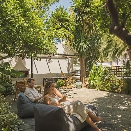 Joyful Secret Garden Downtown By 8essentially Holiday home