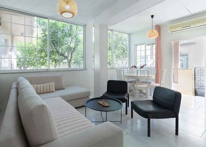 Joyful Secret Garden Downtown By 8essentially