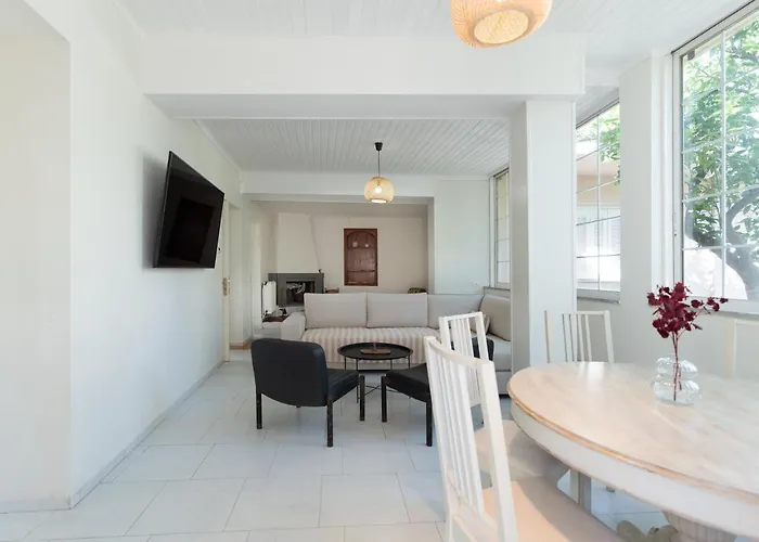 Joyful Secret Garden Downtown By 8essentially