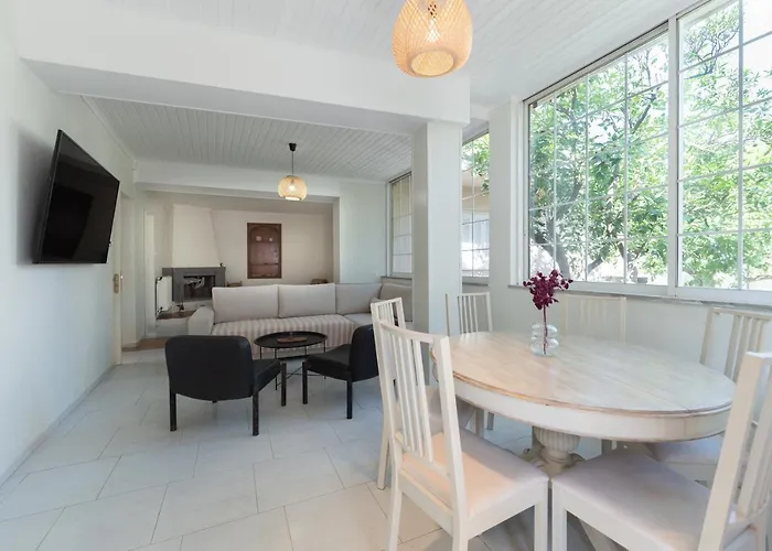 Joyful Secret Garden Downtown By 8essentially *