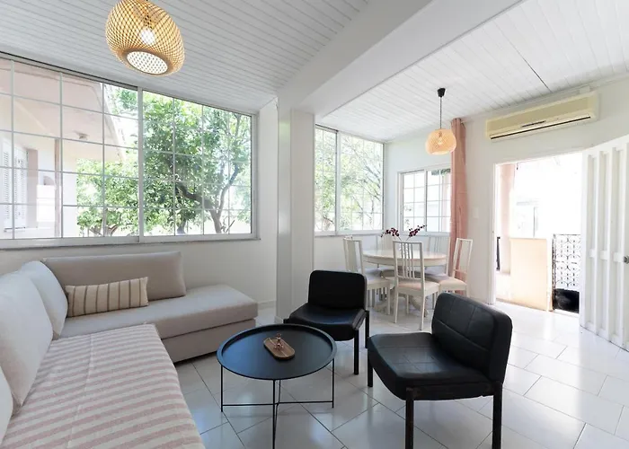 Joyful Secret Garden Downtown By 8essentially